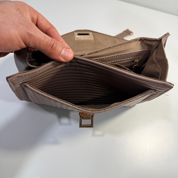 Badgley Mischka Quilted Vegan Crossbody Bag Chain Strap Details Toggle Clasp - Picture 7 of 14